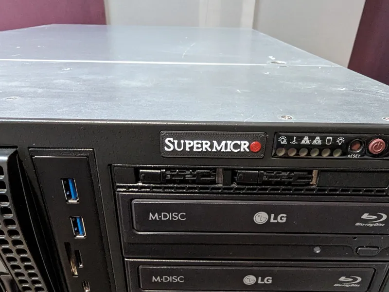 Supermicro Case Badge