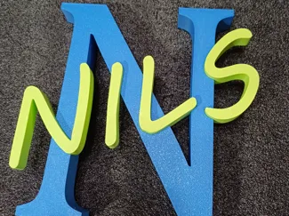 Nils Schriftzug mit Anfangsbuchstabe 