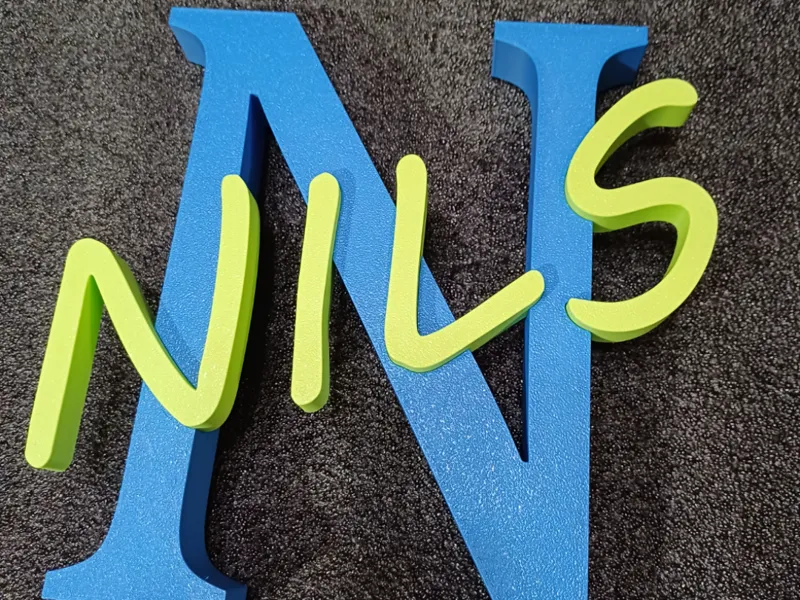 Nils Schriftzug mit Anfangsbuchstabe 