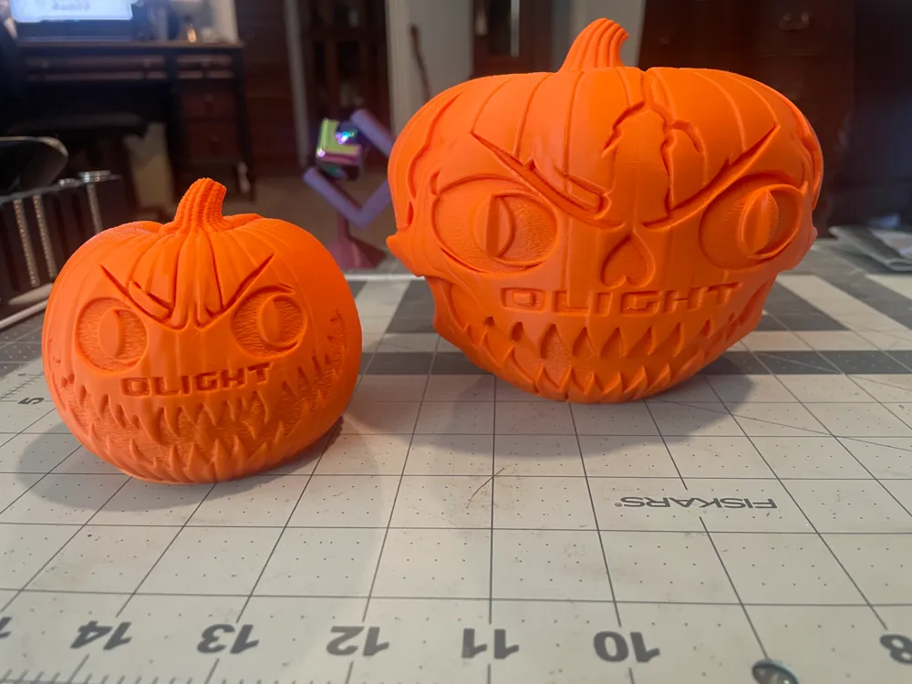 Adorno temático: Olight Sphere C Pumpkin Covers. Referencia del modelo original.