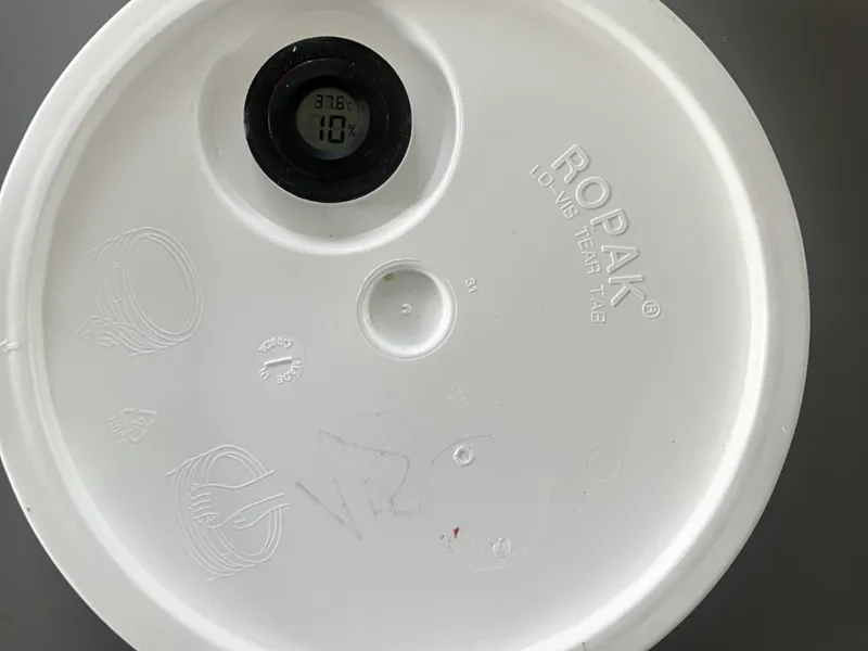 hydrometer for plastic pail lid