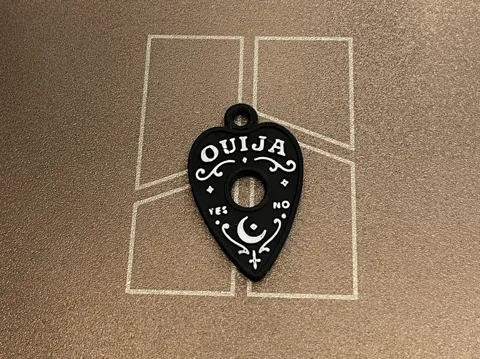 Letrero o emblema decorativo: Spirit Board Planchette, Halloween Garland — referencia de MakerWorld