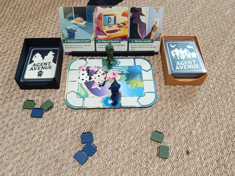 Agent Avenue - insert with figurines