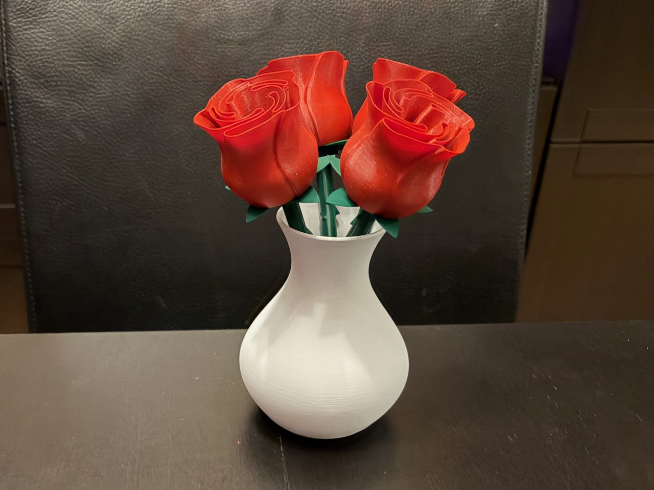 Miniatura 3 do modelo 3D Vase with Roses and Stems - Flowers Bouquet