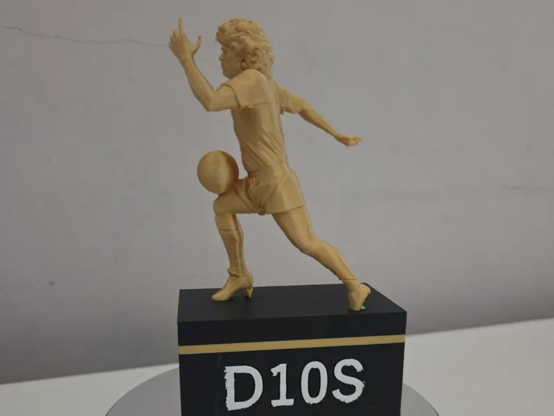 statua maradona d10s