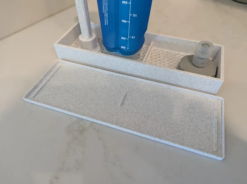 Soft flask drying rack with raised hex mesh