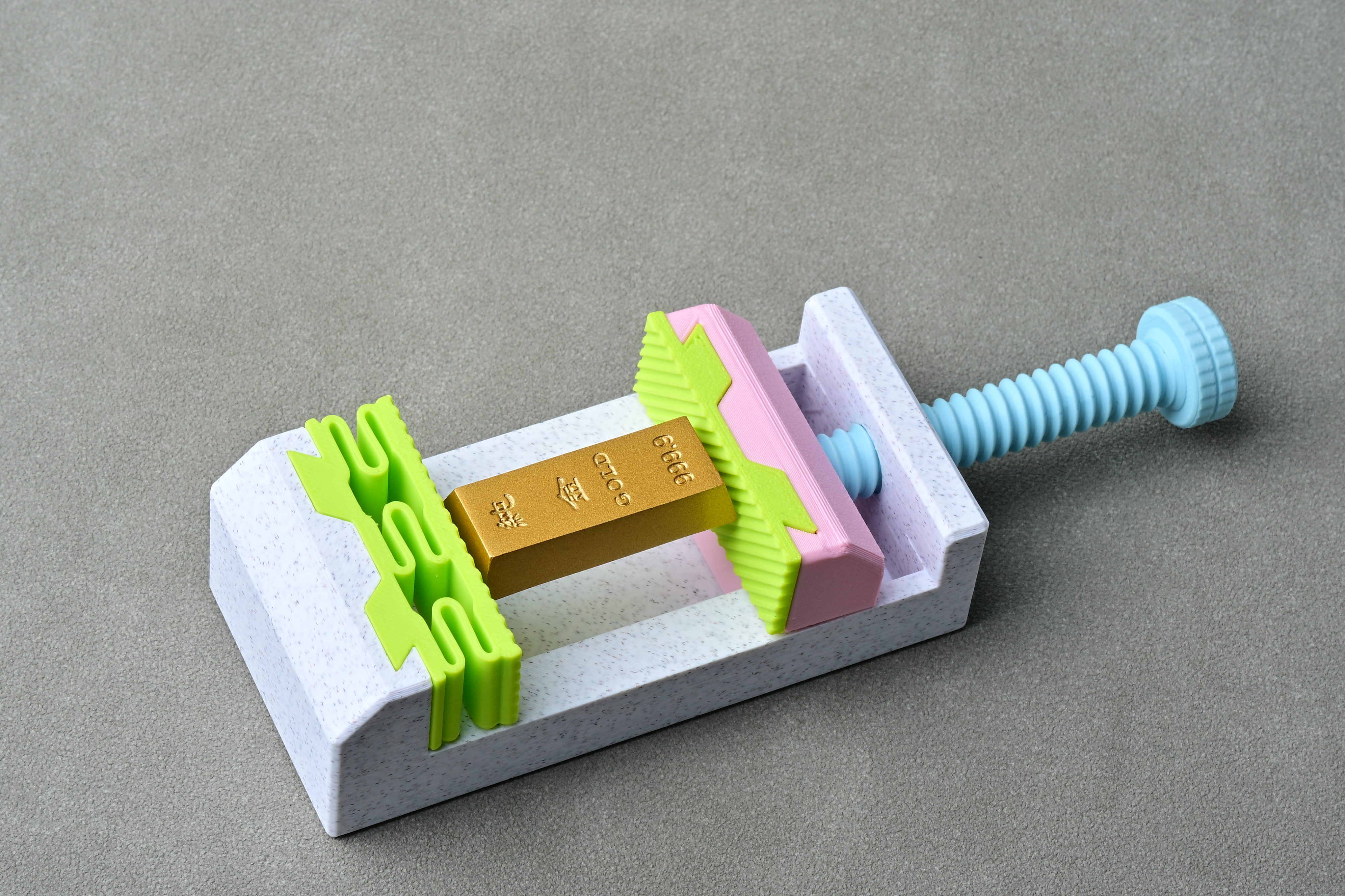 Miniatura 2 do modelo 3D 缓冲夹紧桌面台钳