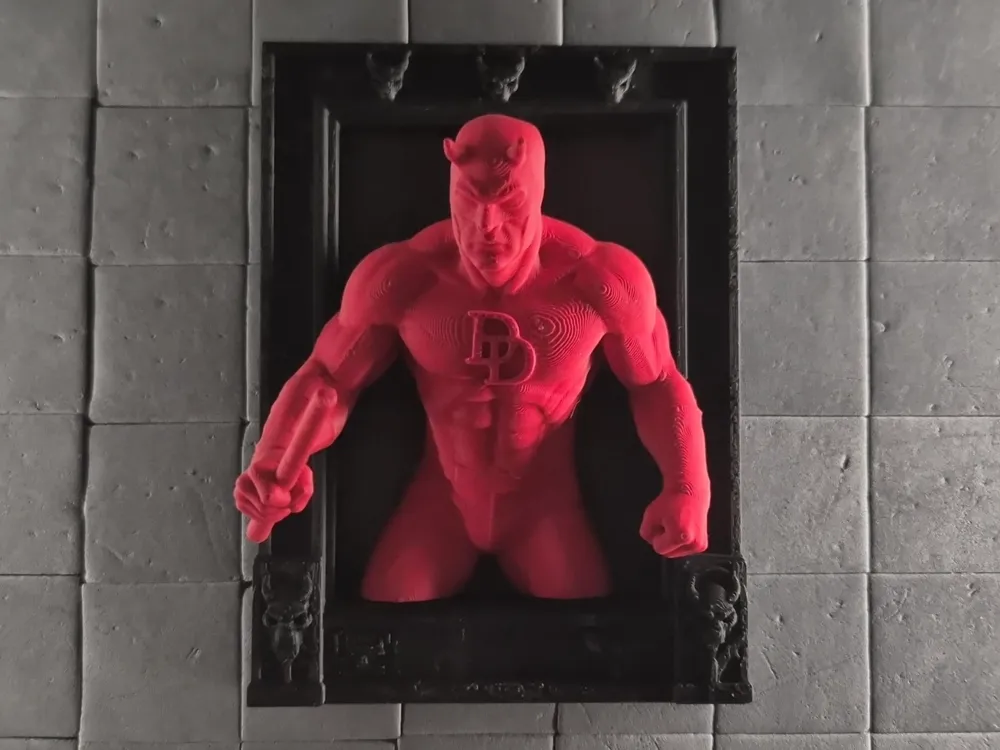 Marco decorativo: Out of the Frame – Daredevil | Keyhole hanger. Referencia del modelo original.