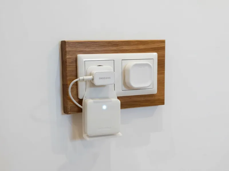 SwitchBot Hub Mini Clean Wall Mount