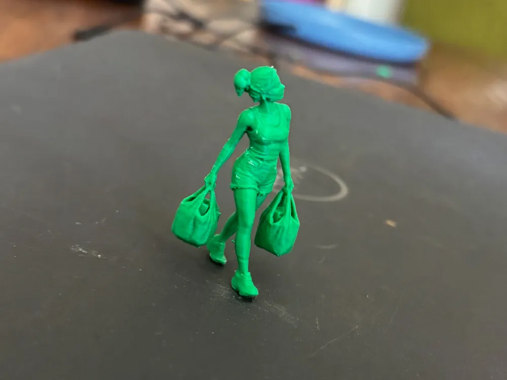 Escenografía en miniatura: diorama miniature - lady carrying groceries. Referencia del modelo original.