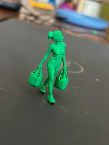 Escenografía en miniatura: diorama miniature - lady carrying groceries — vista de referencia 2