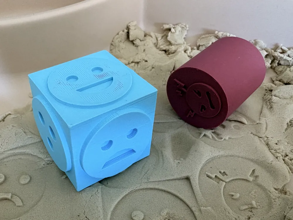 Modelo para impresión 3D: Emotion Cube Stamp - 6-Sided Face Stamp for Sand. Referencia del modelo original.