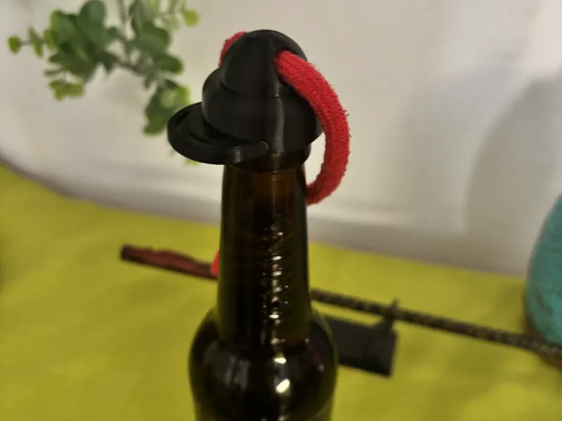 Wiederverschließbarer Flaschendeckel mit Lasche