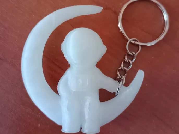 Porte-clés astronaute sur un croissant