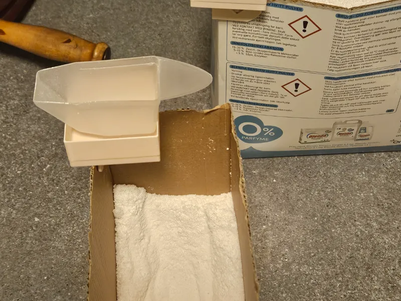 Laundry powder scoop shelf