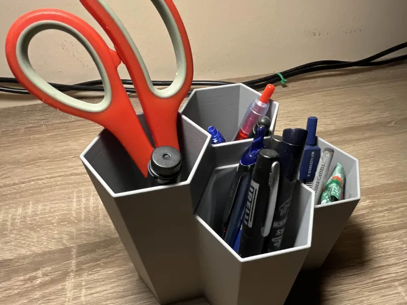 Basic pen holder