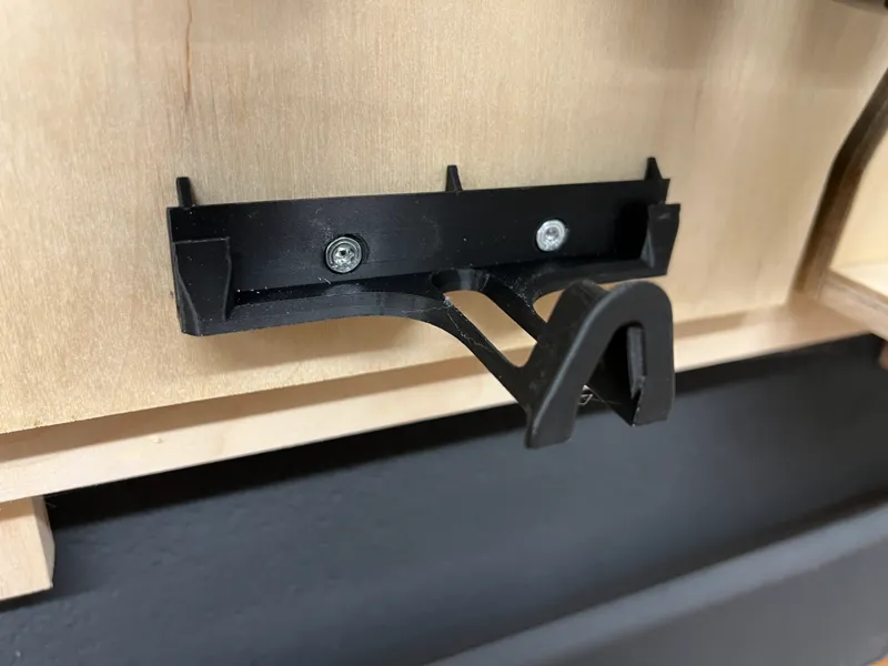 Halterung für Schutzbrillen mit Schraublöchern