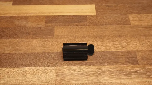 Presse-tube à dentifrice à enrouleur
