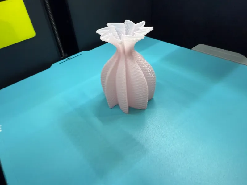 Dekorative Vase mit organischer Drehstruktur