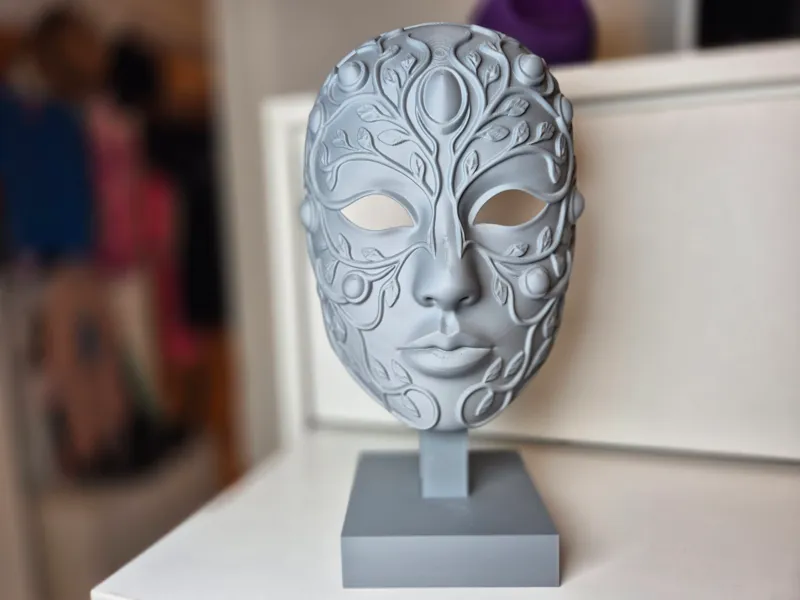 Exquisite Dekorativ-Maske mit Naturmotiven 