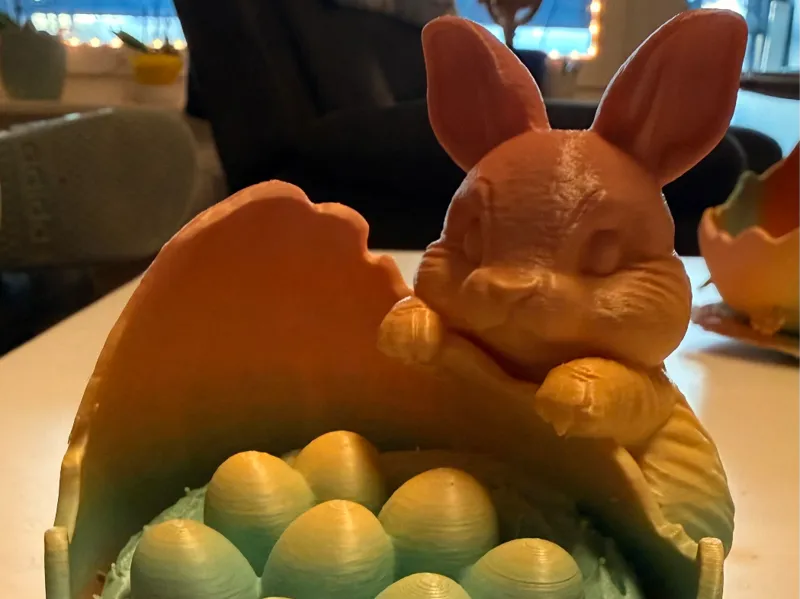 Osterhase mit Eierschale, Blumen & Nest Osterdeko