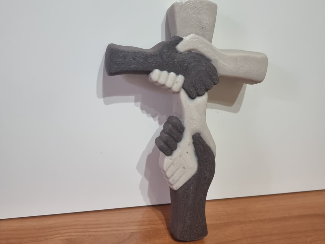 Crocifisso con mani intrecciate