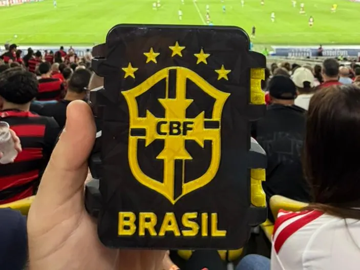 CAIXA DE FIGURINHAS PRETA E DOURADA - SELEÇÃO BRA