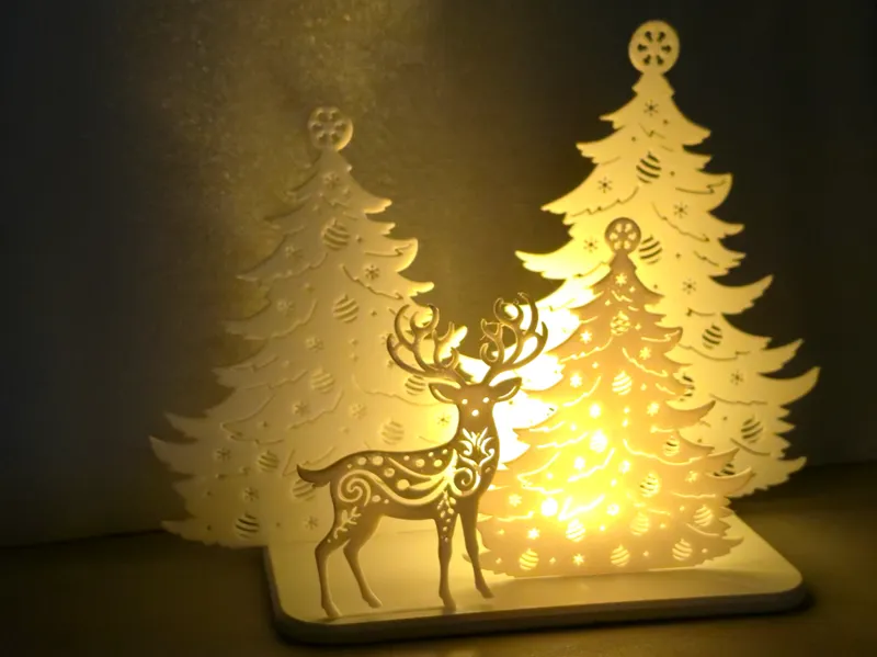 Weihnachtskomposition mit Hirsch in Bäumen 6