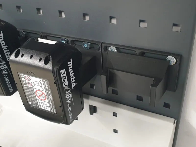 Makita 3.0Ah 18V Akku-Wandhalter für Lochblech