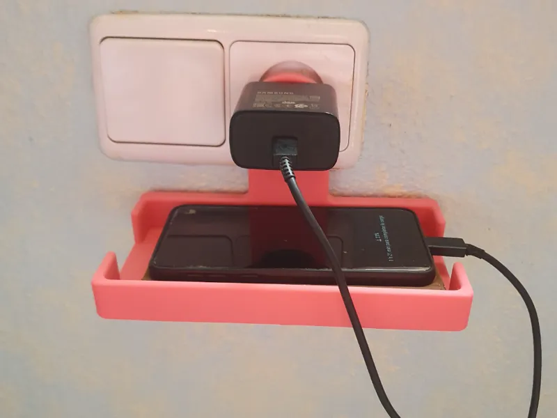 Soporte para cargar el móvil en el enchufe