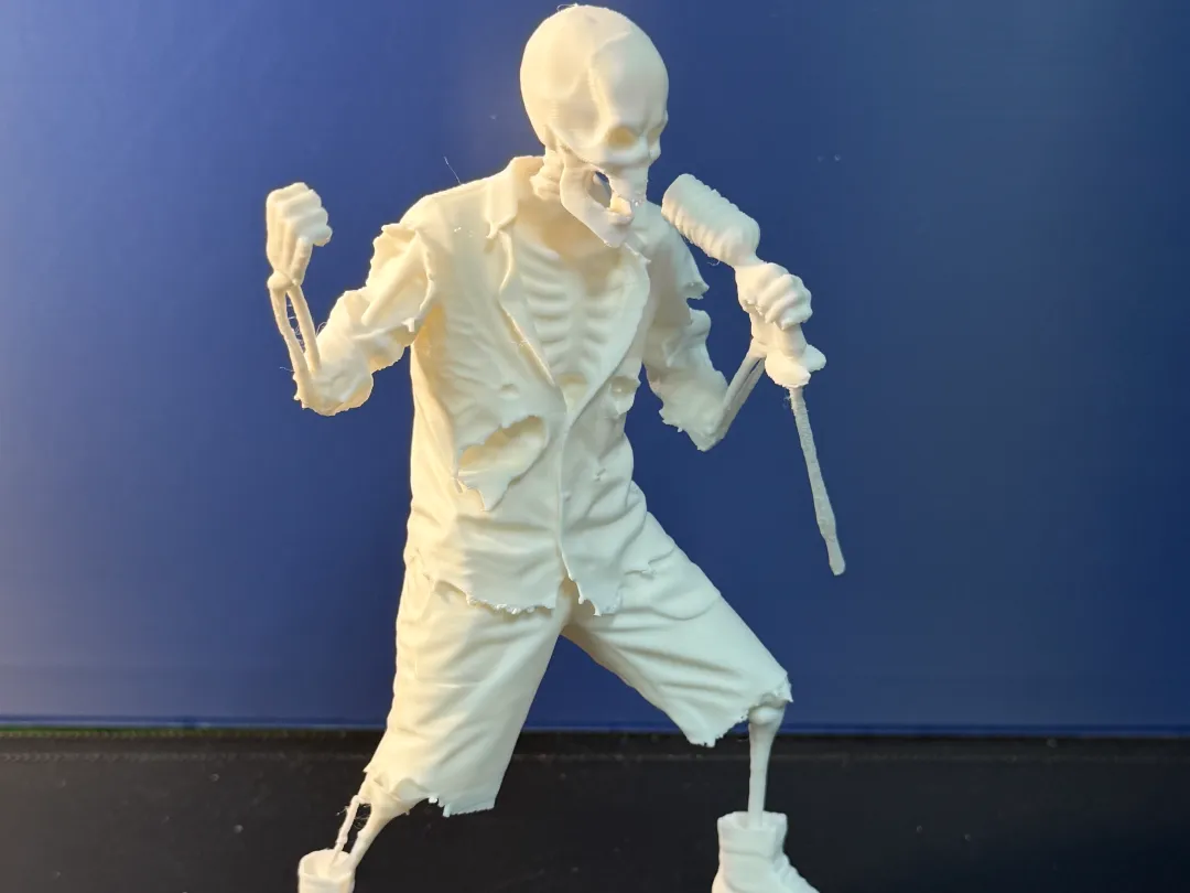 Figurine chanteur squelette de groupe de rock