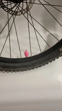 Bouchon de valve vélo « doigt d'honneur » — photo 2
