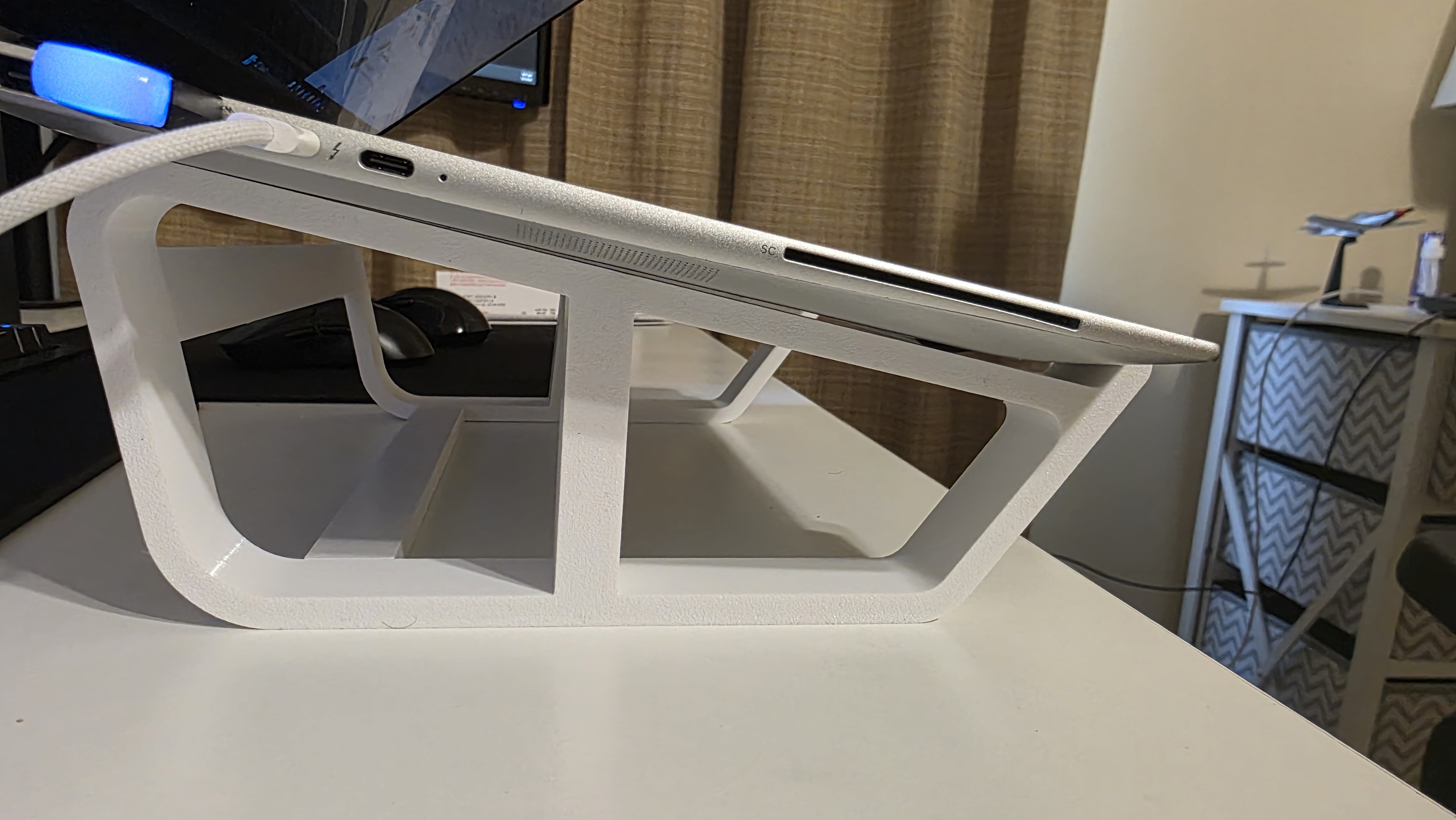 Miniatura 6 do modelo 3D Sleek Laptop Riser
