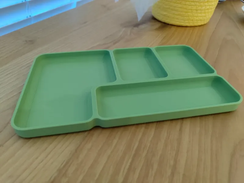 A simple, smooth and harmonious organizer tray
