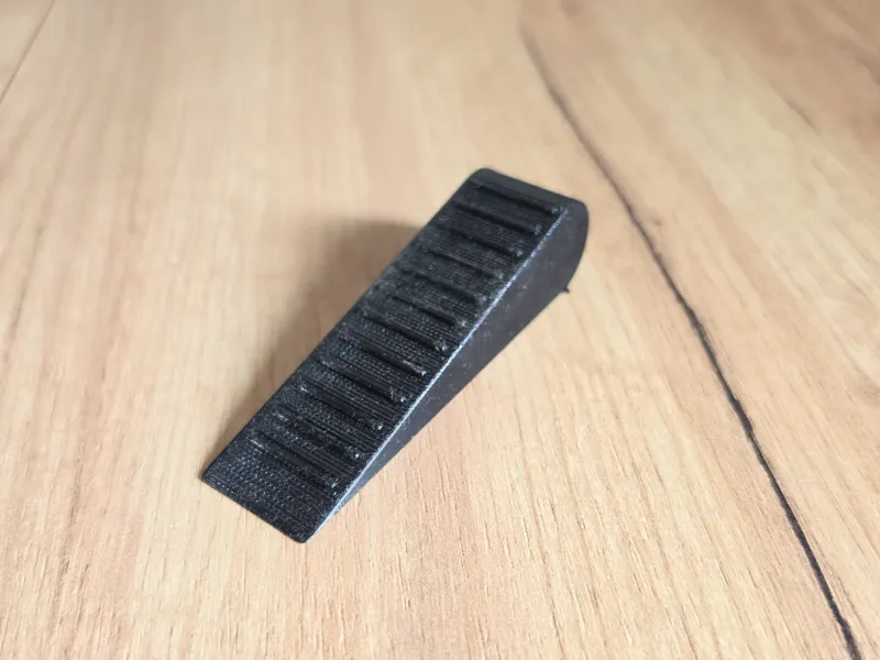 kompakter TPU Türstopper in Keilform