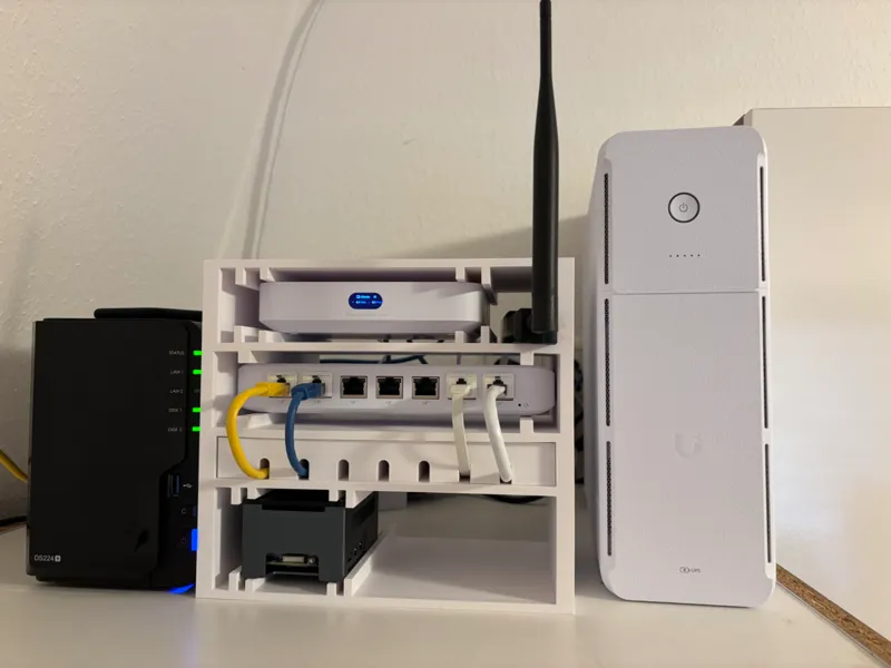 Mini Rack: Unify UCG Max + USW Ultra + Raspberry
