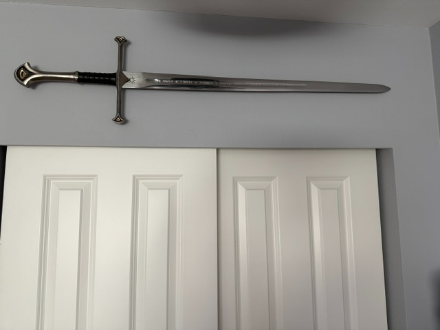 Magnetic sword mount bracket body