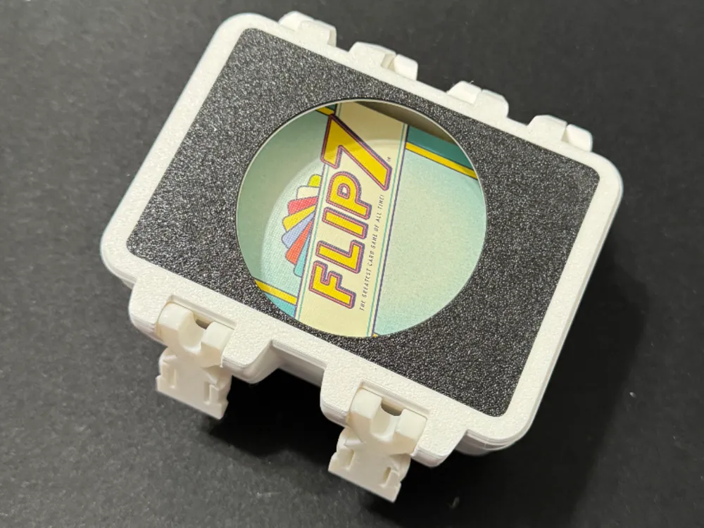 Caja o estuche: Generic Card Box Standard American Size - SnapLock. Referencia del modelo original.