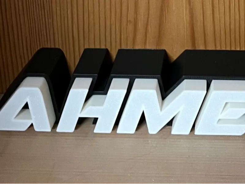 Ahmet Namensschild in BMW M Font