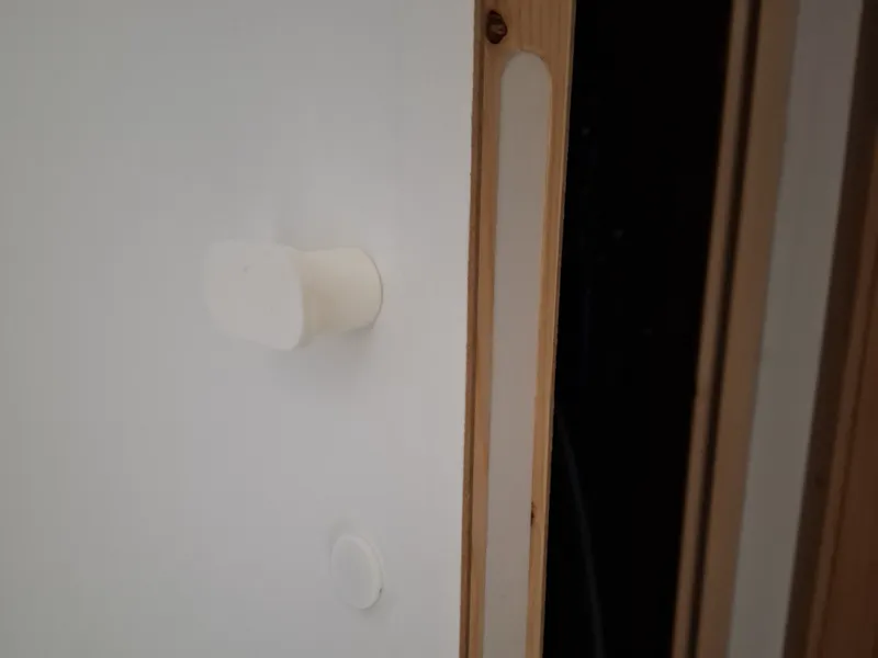 Caps and doorhandle for paintdoor without lock