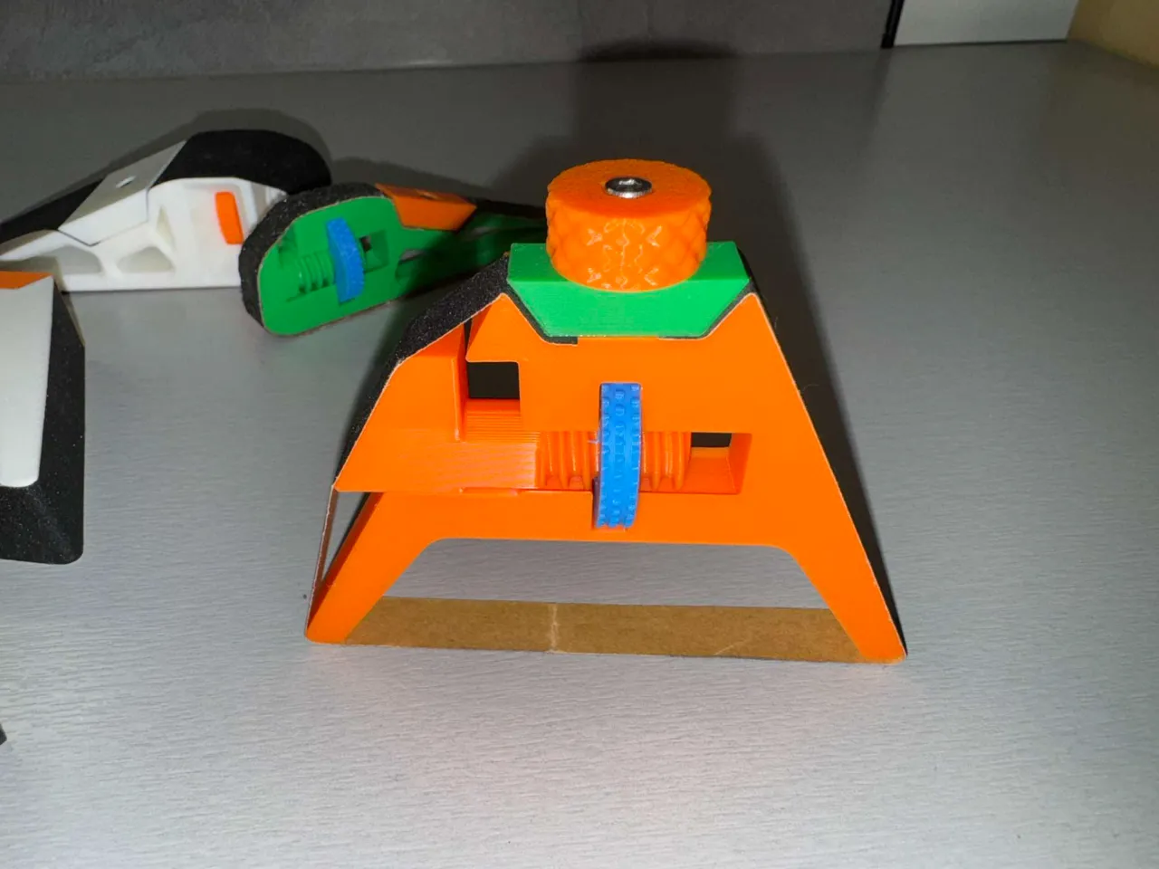 Sanding blocks set with tightening of the paper view 4