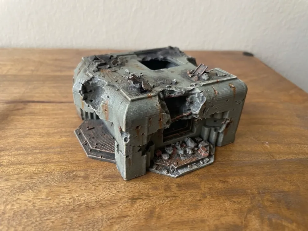Letrero o emblema decorativo: WW2 Wargaming - Ruined Bunker. Referencia del modelo original.