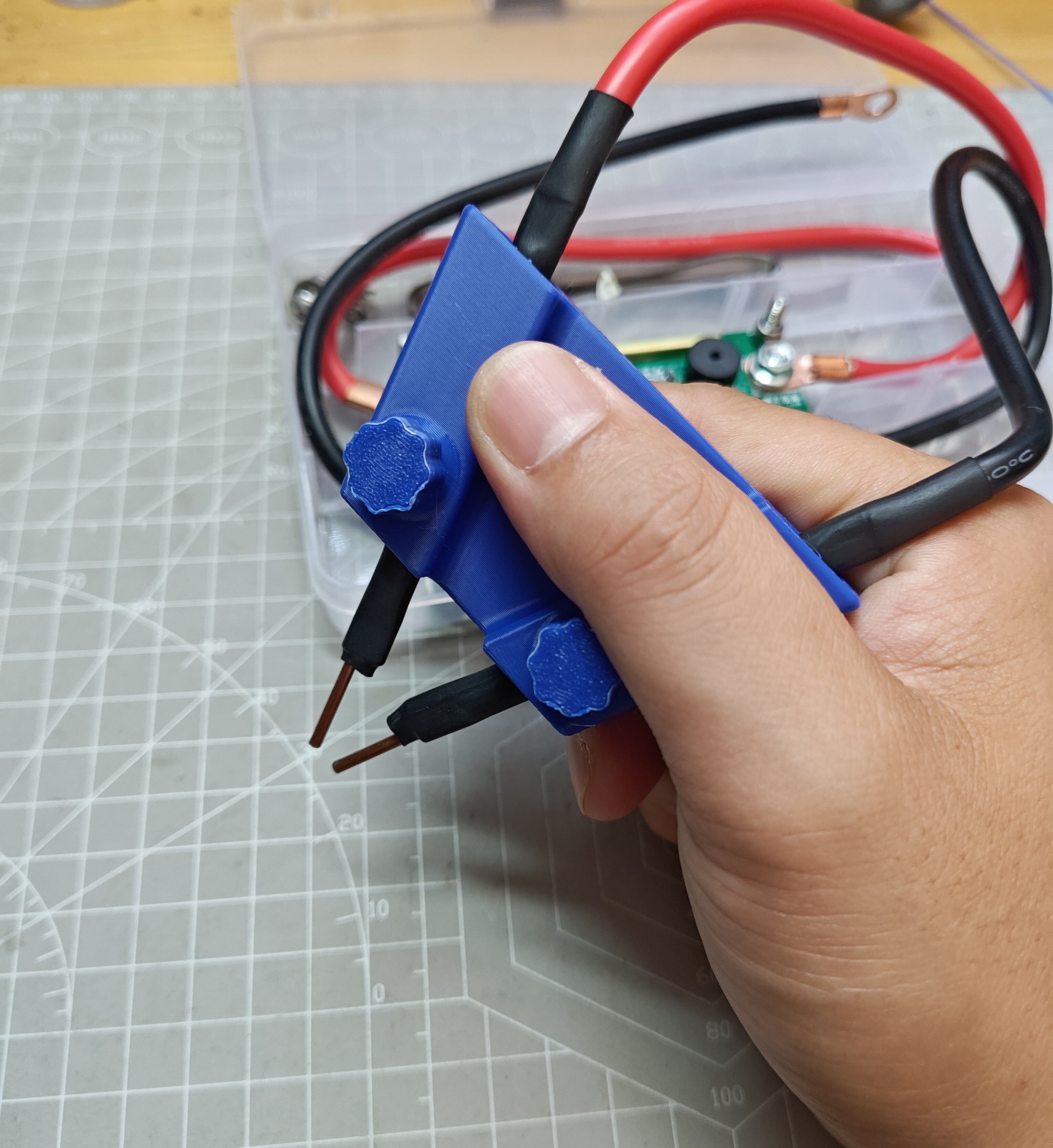 Miniatura 2 do modelo 3D 锂电池点焊机笔辅助夹