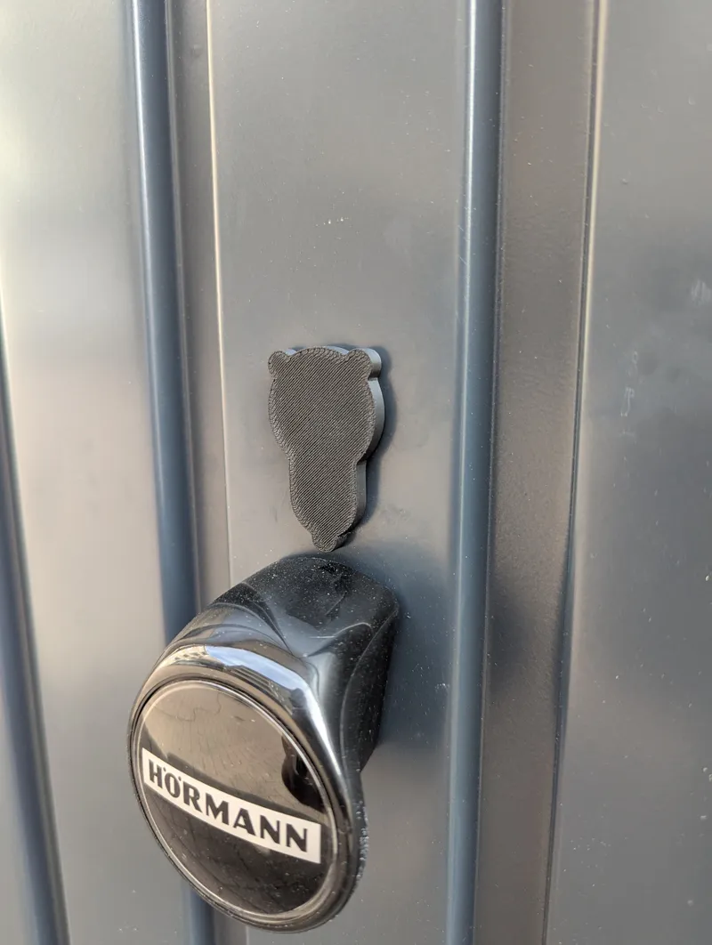 Magnetic keyhole cover plate
