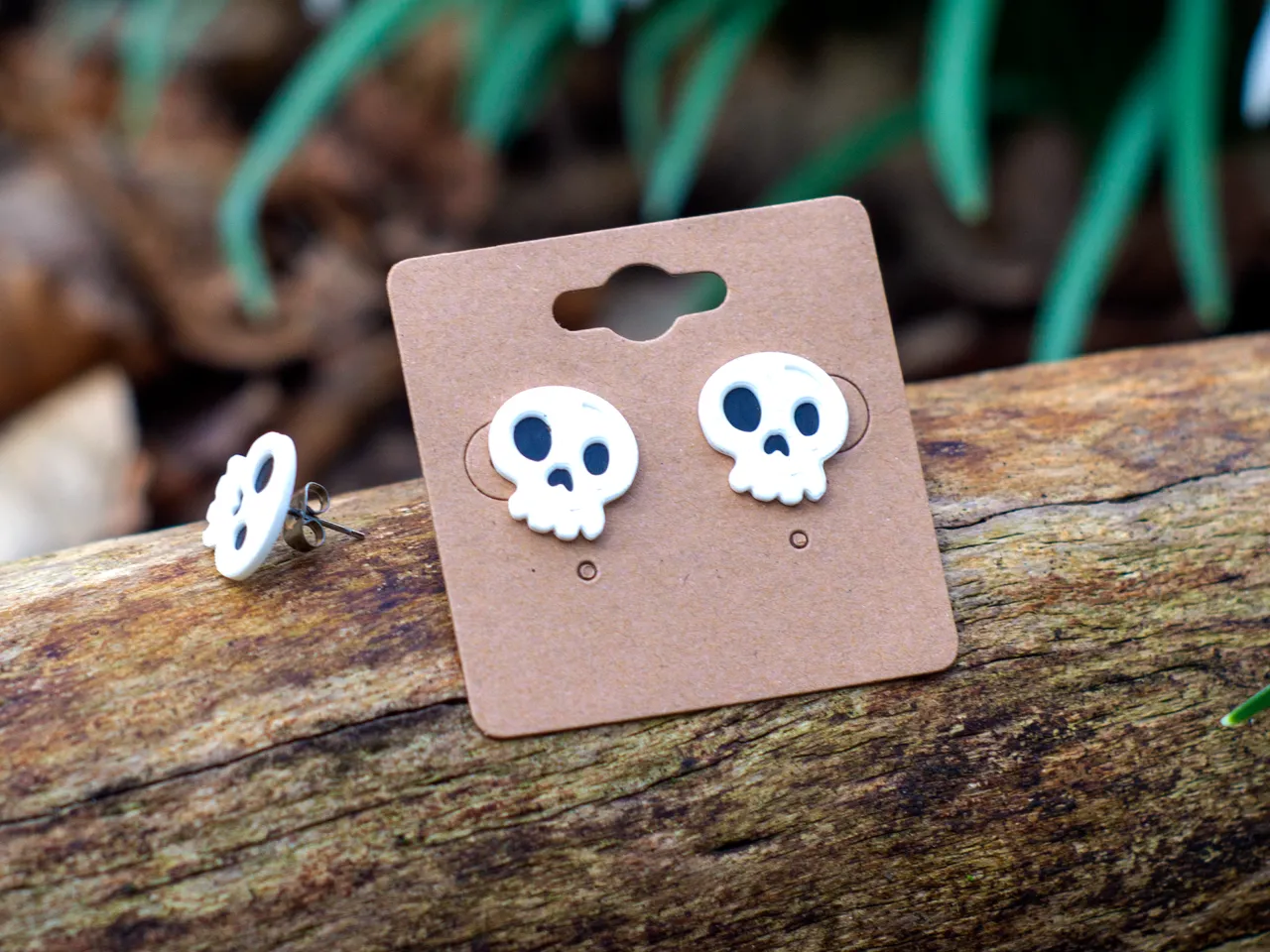 Spooky Skull - Stud Earring view 4