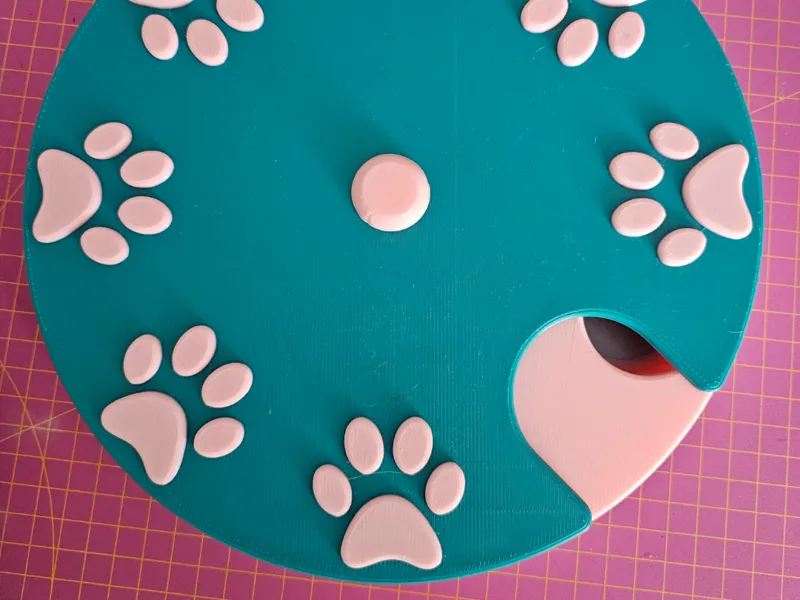 "Snack-o-Mat Turntable" dog intelligence toy