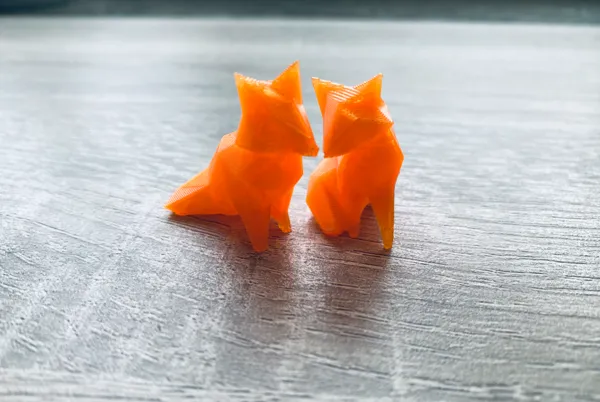 Couple de renards mignons low poly