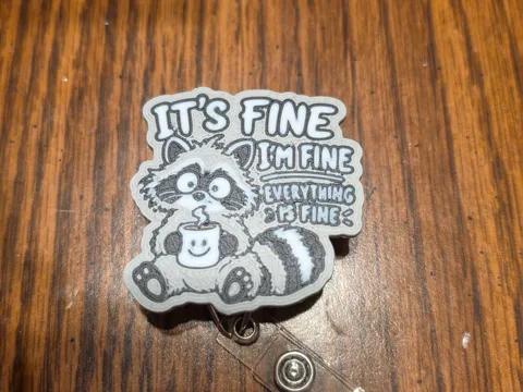 Tapa o cubierta: Everything is Fine Badge Reel/Magnet — referencia de MakerWorld