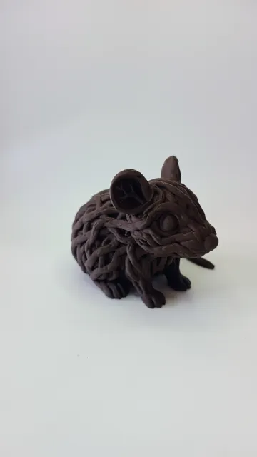 Modelo para impresión 3D: Wurzelmaus "Rankenschwanz" aus verflochtenem Holz — vista de referencia 4