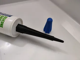 Beccuccio per silicone con tappo
